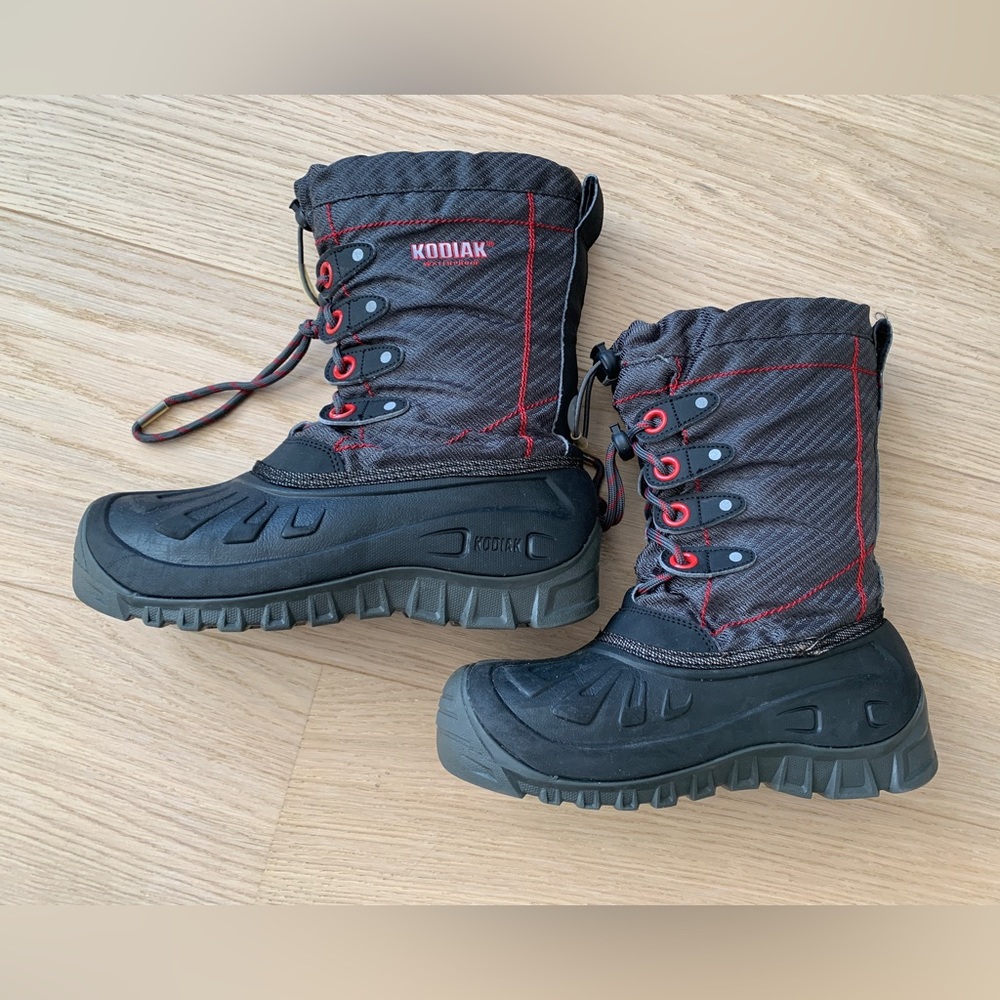 Boy’s Kodiak snow boot size 4, charcoal